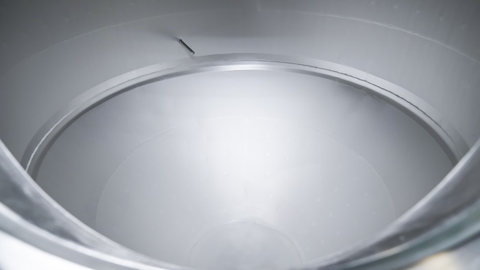 天泰<a href=http://www.toteng.com.cn/ target=_blank class=infotextkey>啤酒設備</a>發酵罐內部角度拋光